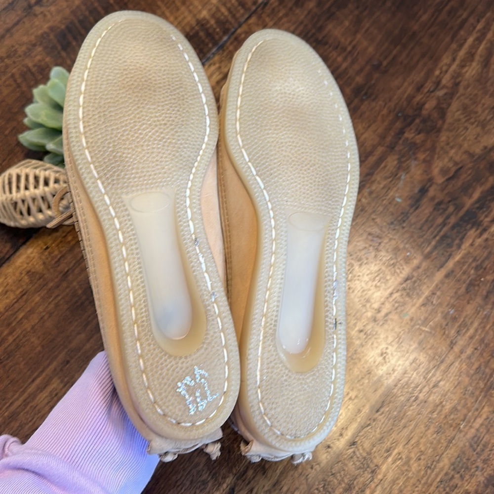 Eastland Light Tan Leather Moccasin Loafers with Bow - Picture 5 of 9